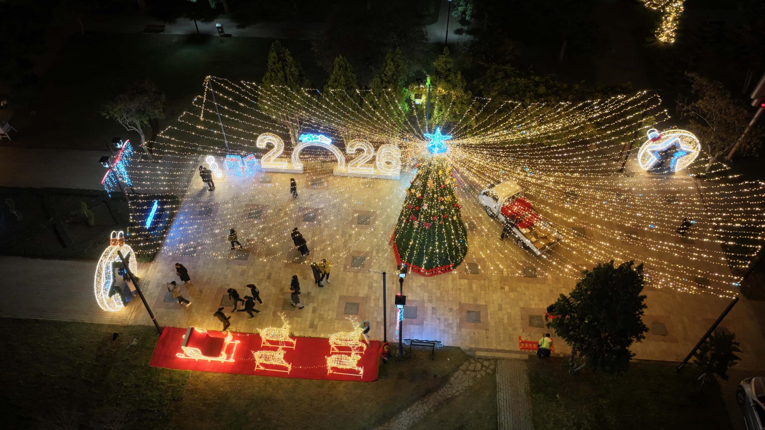 Adana’da 10 noktada yeni yıl ışıklandırması ile renkli görüntüler oluştu