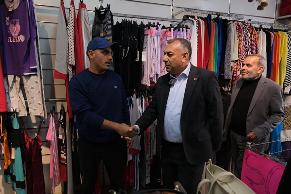 Çalışmaları denetleyen Güngör Geçer halkla, esnafla buluştu, sorunları dinledi, sohbet etti