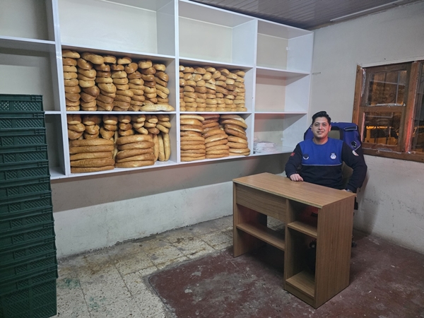 POZANTI’DA HALK EKMEK KUYRUKLARI: VATANDAŞ HEM 9 LİRALIK FİYATTAN HEM LEZZETTEN MEMNUN