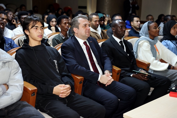 Rektör Prof. Dr. Hamit Emrah Beriş Uluslararası Öğrencilerle Bir Araya Geldi