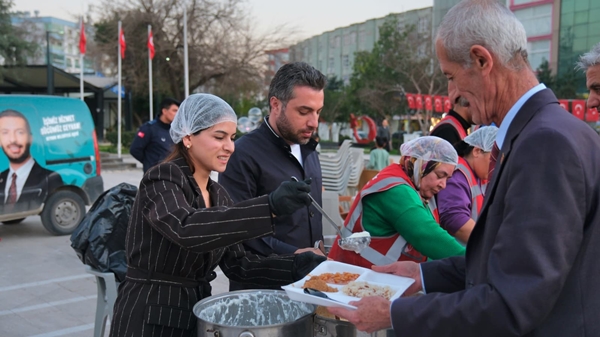Ceyhan Belediyesi Cumhuriyet Meydanı’nda Binlerce Vatandaşı İftarda Buluşturdu