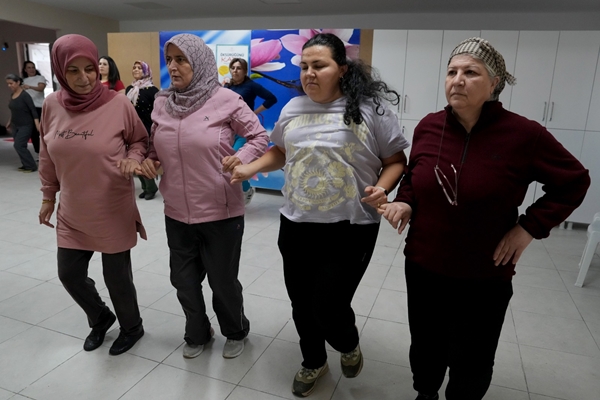 ÇUKUROVA BELEDİYESİ’NDEN KADINLARA HALK OYUNLARI KURSU