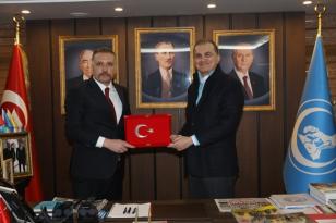 AK Parti Sözcüsü Ömer Çelik’ten Ülkü Ocakları Adana İl Başkanlığı’na ziyaret…