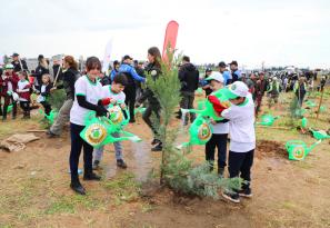 MİMAR KEMAL İLKOKULU ÖĞRENCİLERİNDEN FİDAN SEFERBERLİĞİNE DEV ÇIKARMA