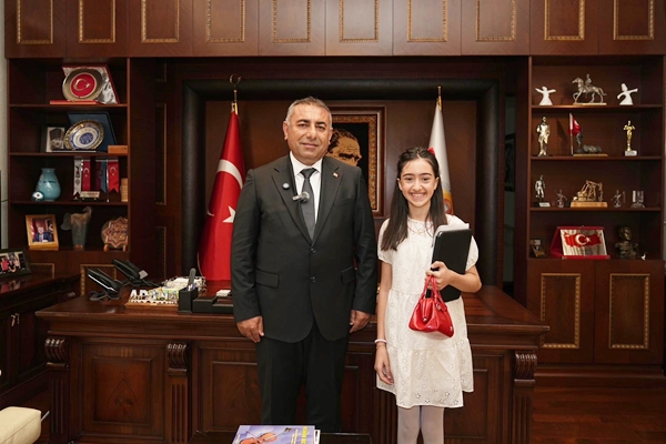 Küçük Yazar Zeynep Demir, Büyükşehirde Başkanlık koltuğuna oturdu