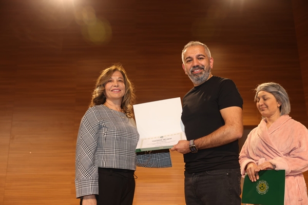 “Demans Pratiği” Tiyatro Oyunu Adana’da Sahnelendi