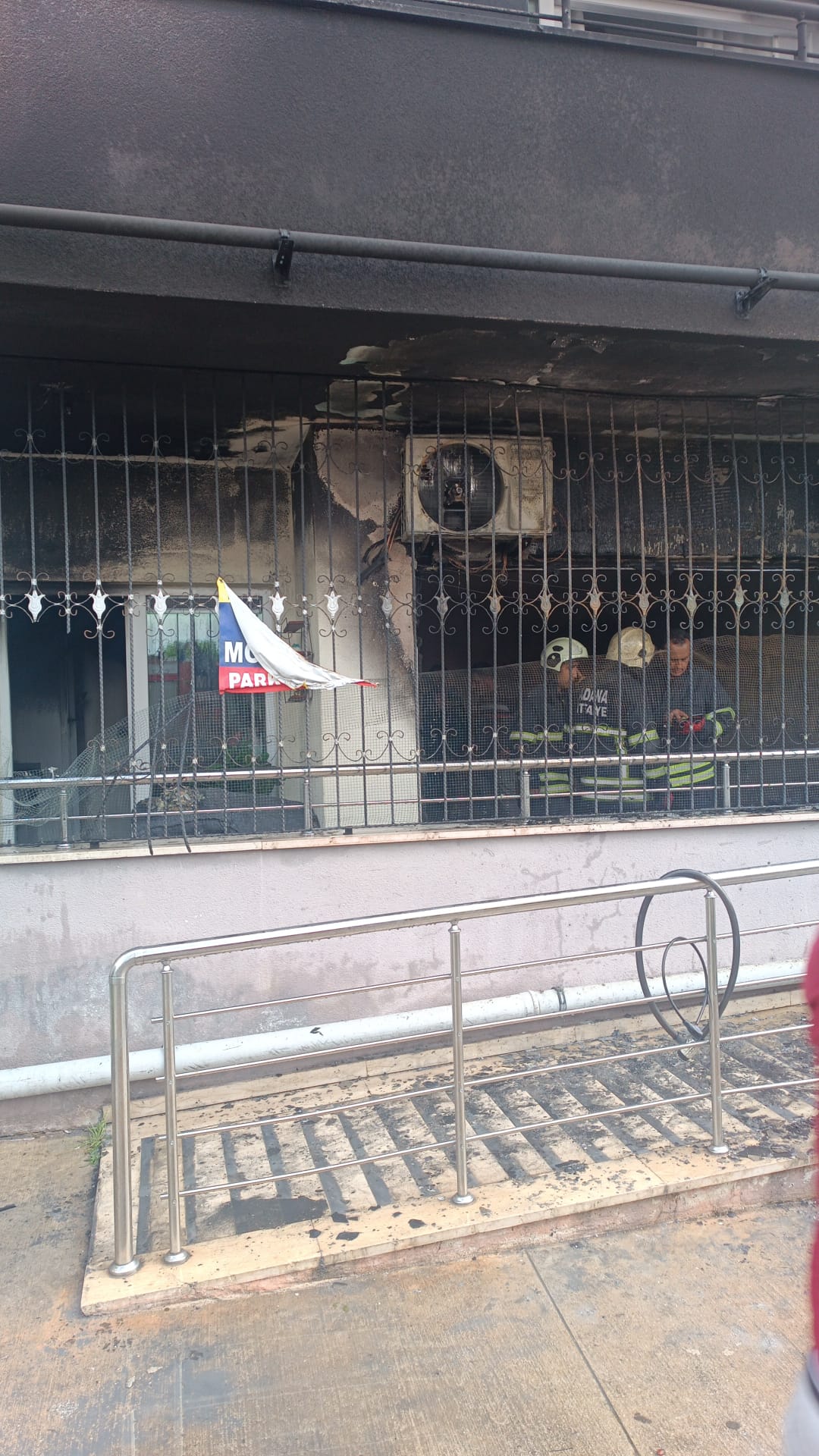 Adana’da Şarj Kablosu Yangını: 1. Kat Küle Döndü