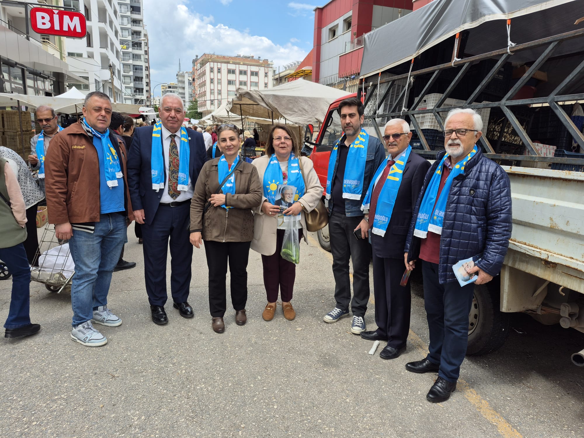 İYİ Parti Seyhan Teşkilatı Pazarda Vatandaşla Buluştu