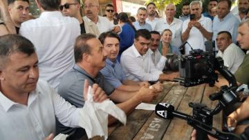 Karaisalı’da Tarihi Gün! Yavuz Ağıralioğlu’na Çiçeklerle Karşılama ve Yoğun İlgi