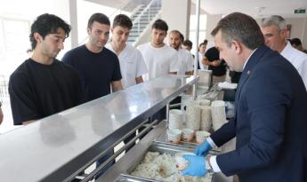Çukurova Üniversitesi Üçüncü Geleneksel Tavuklu Pilav Günü’nde Rektör Beriş, Öğrencilerle Bir Araya Geldi