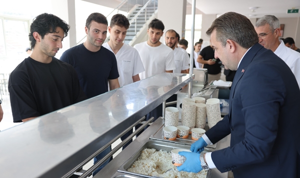 Çukurova Üniversitesi Üçüncü Geleneksel Tavuklu Pilav Günü’nde Rektör Beriş, Öğrencilerle Bir Araya Geldi